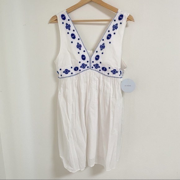 En Creme Dresses & Skirts - En creme white with blue embroidered vneck sleeveless tunic dress NWT